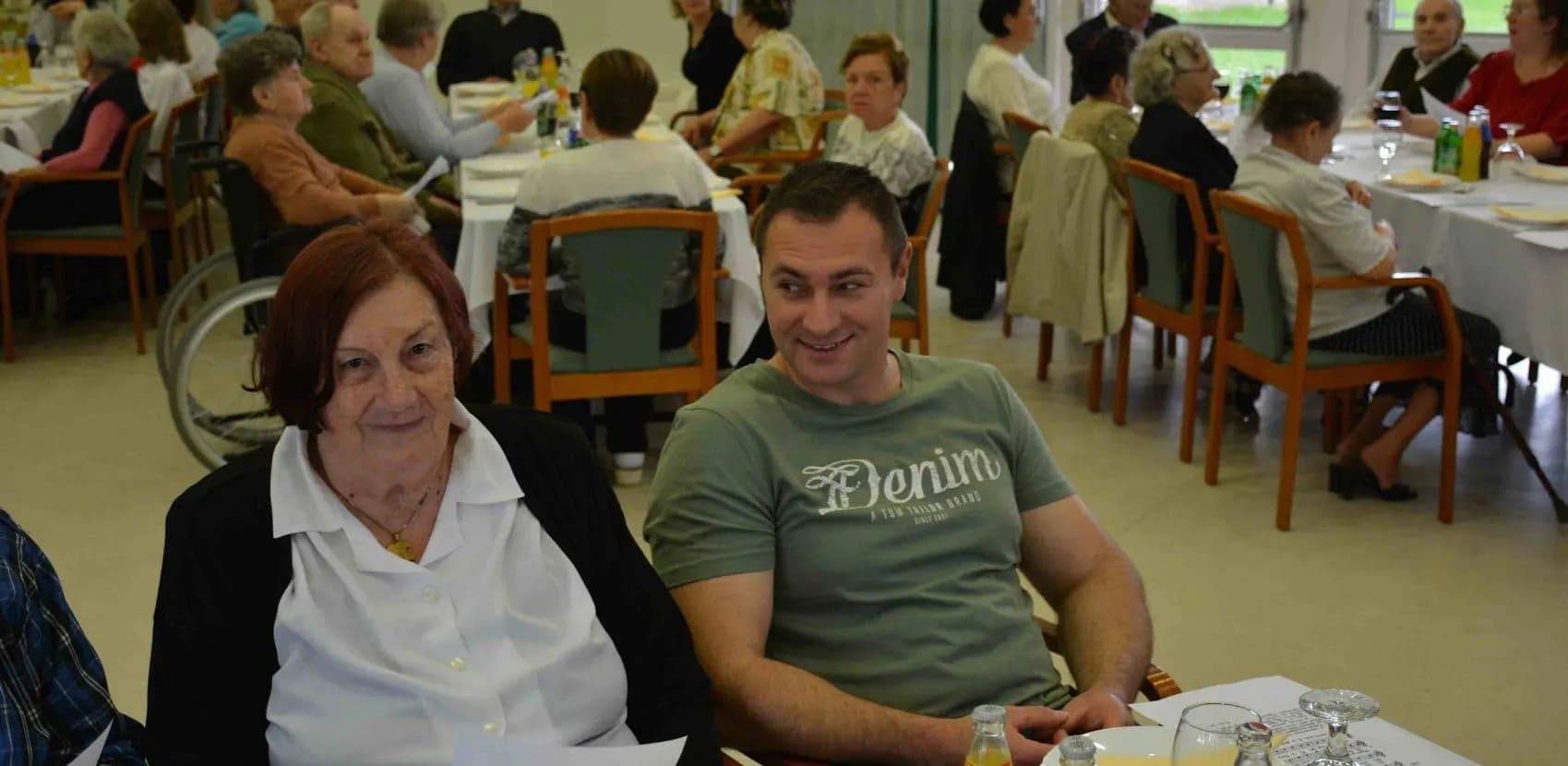 Fiatalok az idősek otthonában