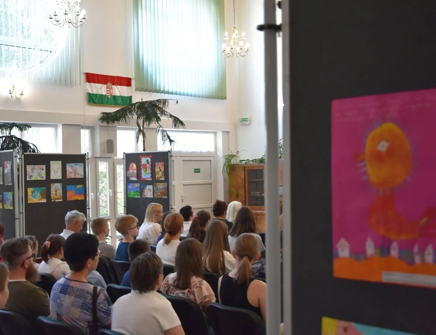 Megnyílt a Tízparancsolatról készült illusztrációk kiállítása a Kazettás Teremben - Nyíregyháza-Városi Református Egyházközség, 2022. május 12.