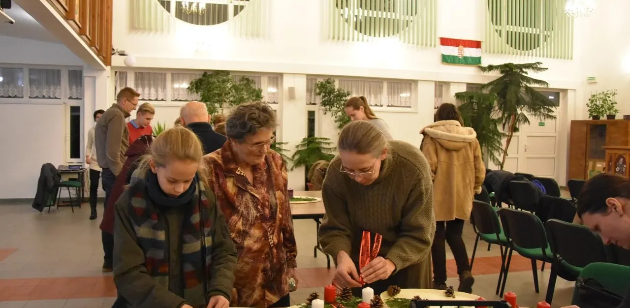 Adventi koszorúkészítés
