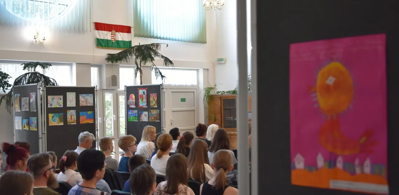 Megnyílt a Tízparancsolatról készült illusztrációk kiállítása a Kazettás Teremben - 2022. május 12.