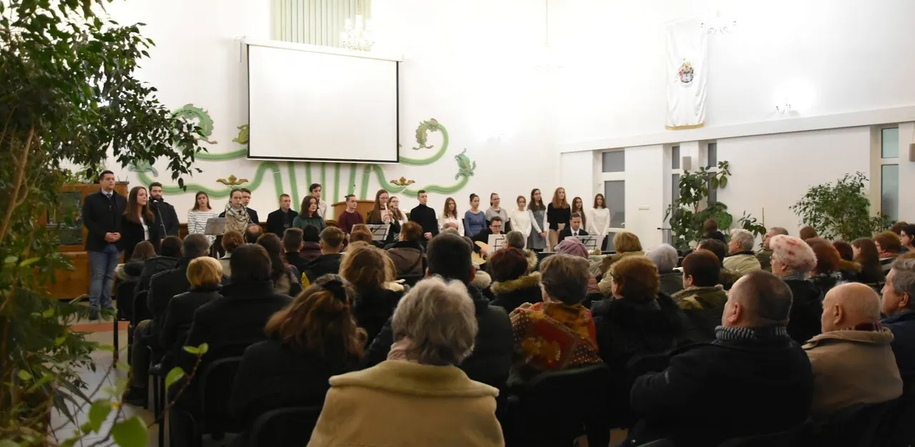 Lackfi-versekkel, karácsonyi énekekkel szolgáltak fiataljaink - 2022. december 22.