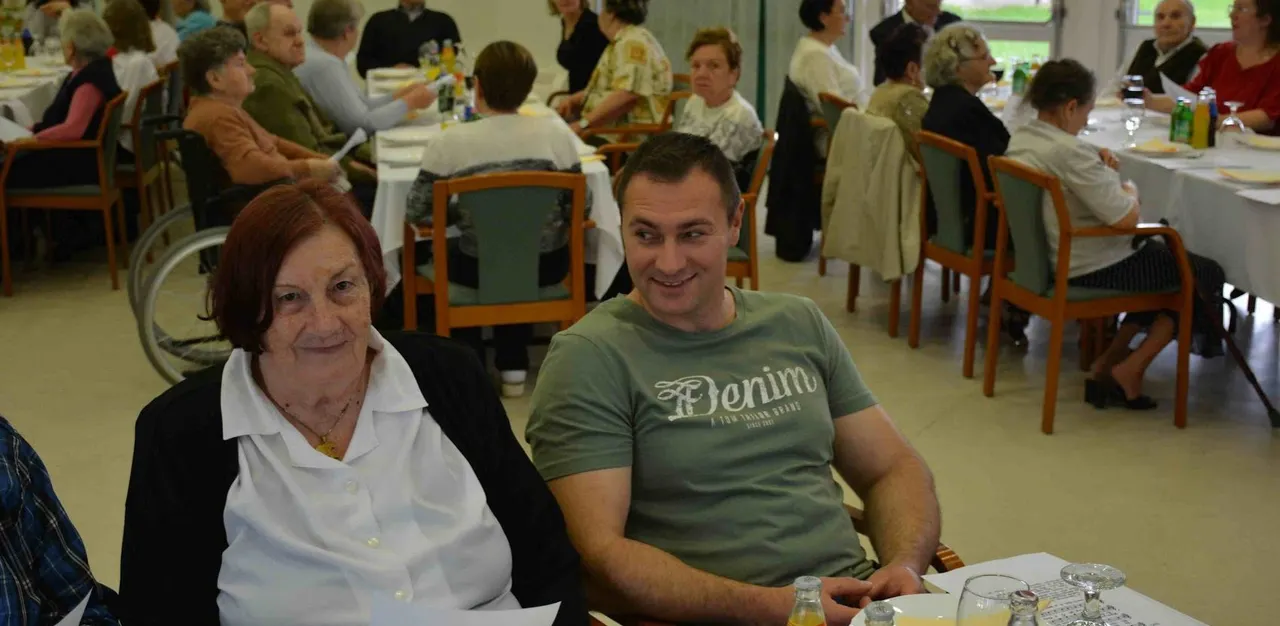 Fiatalok az idősek otthonában