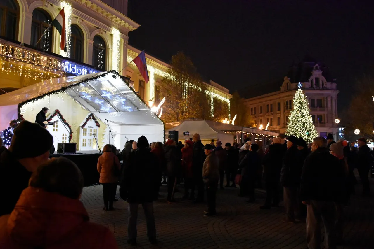 Adventi gyertyagyújtás a Kossuth téren - 1. kép