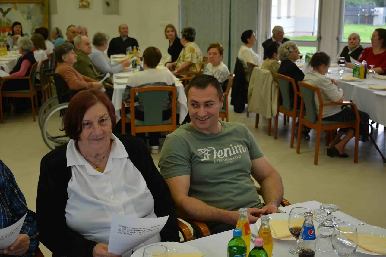 Fiatalok az idősek otthonában - 1. kép
