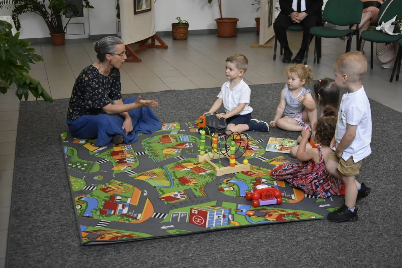  Kiállításmegnyitó és bölcsődei találkozó - 3. kép